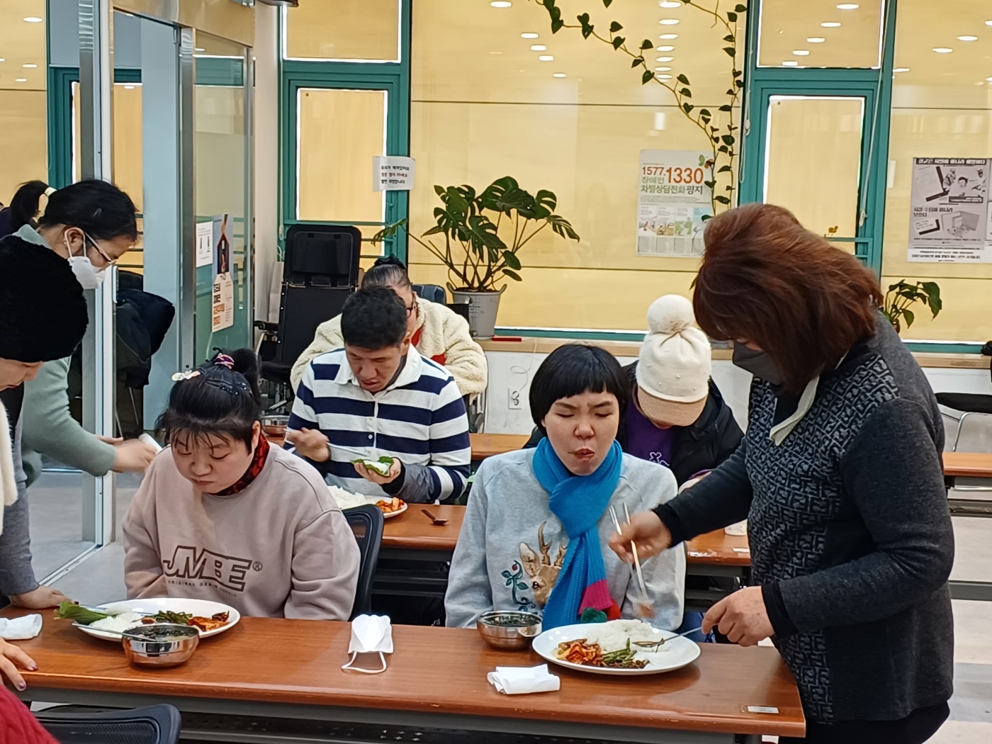 2023년 12월 19일(화) 점심급식(홍합미역국, 간장오리주물럭...)
