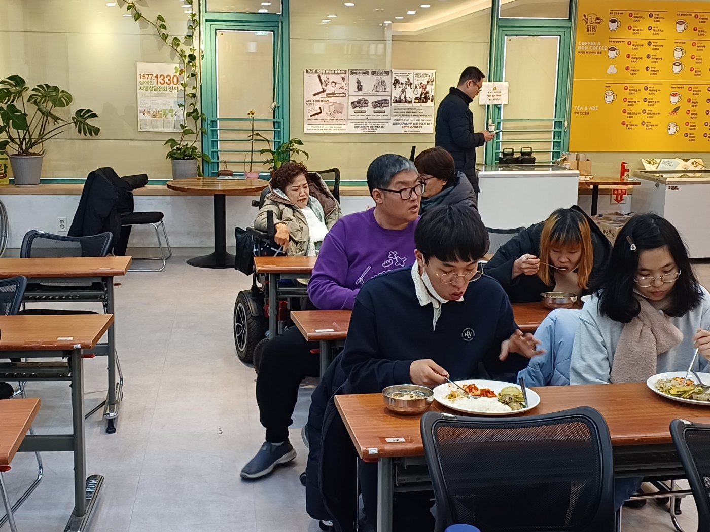 2023년 12월 06일(수) 점심급식2(버섯된장찌개, 호박전...)