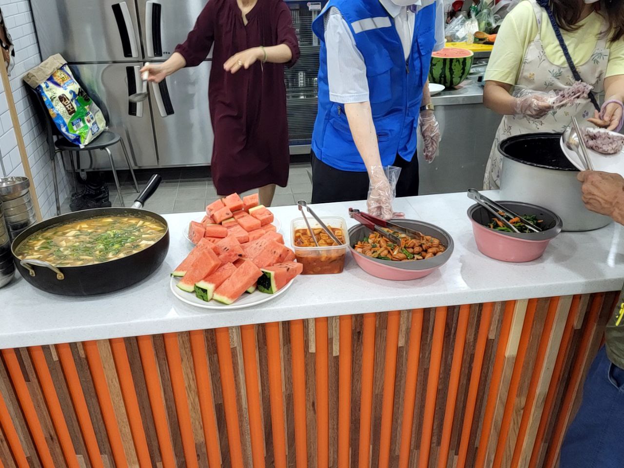 2022/07/12(화) - 점심식사(돈육간장불고기, 버섯된장찌개, 비엔나쏘세지볶음, 수박...)