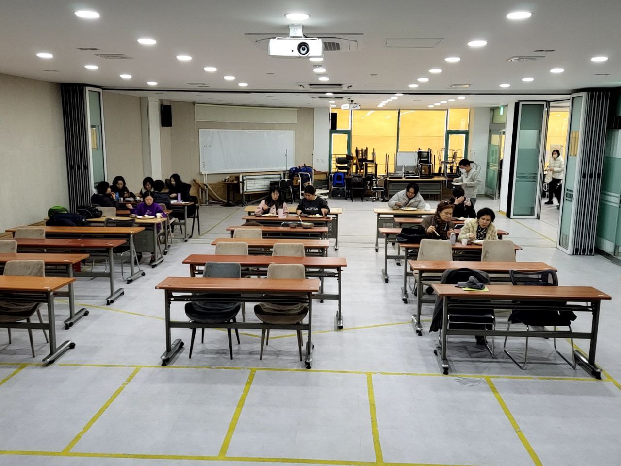 2023/2/9(목)- 점심식사(들깨미역국,멸치견과류볶음...)