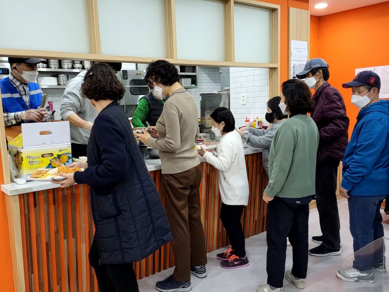 2022/10/31(월) - 점심식사(스파게티, 마늘빵, 샐러드, 과일후르츠...)