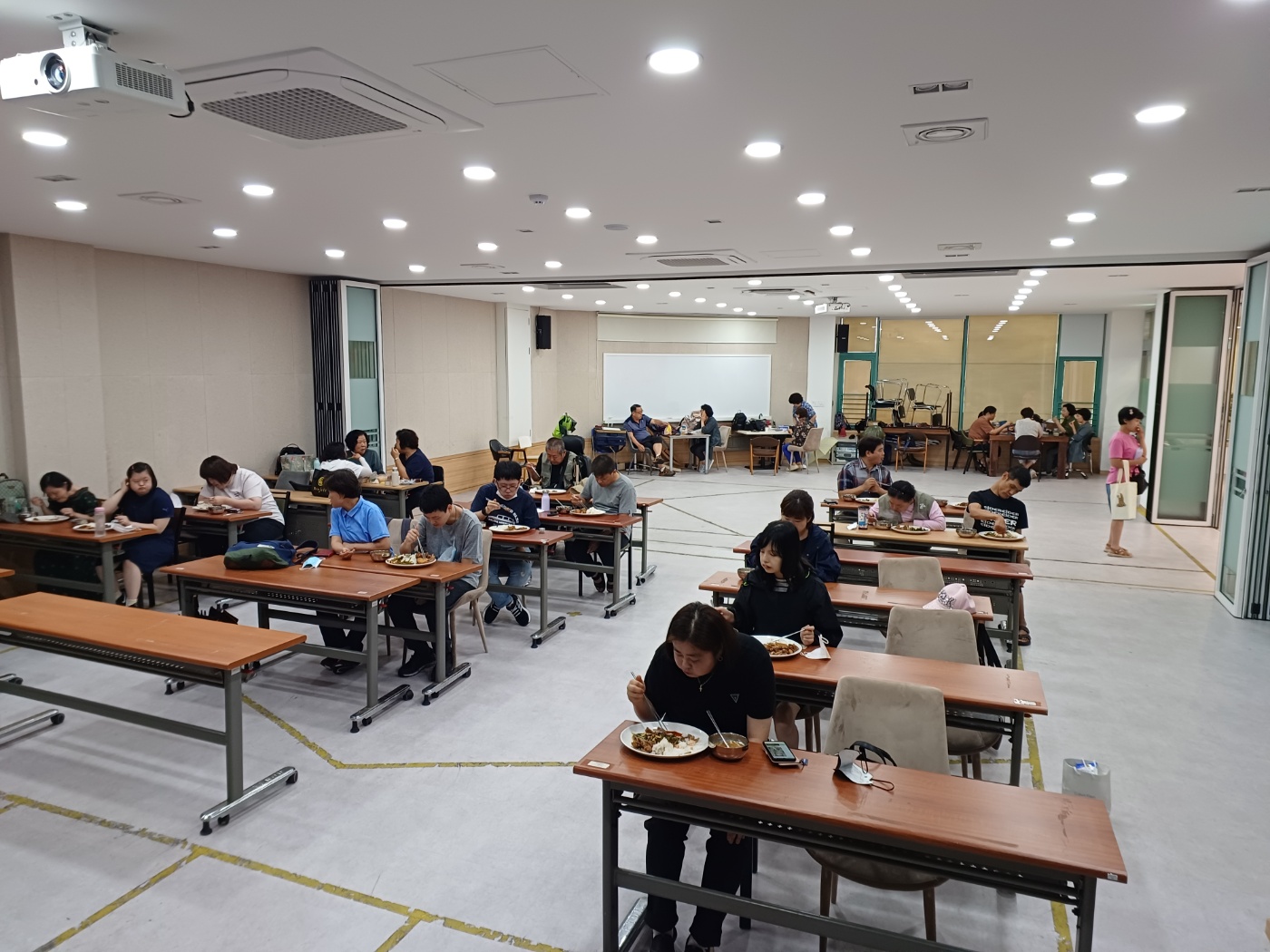2023년 08월 28일(월) 점심급식(찜닭, 버섯된장국...)