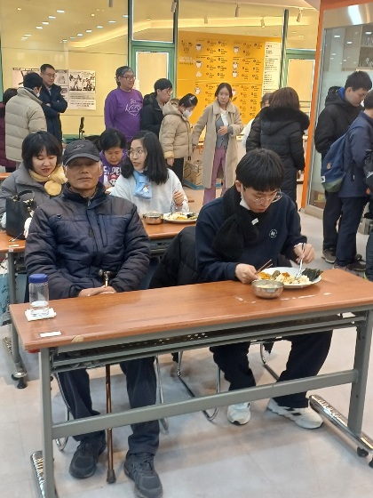 2023년 11월 28일(화) 점심급식(콩나물밥&양념장, 양파장아찌...)
