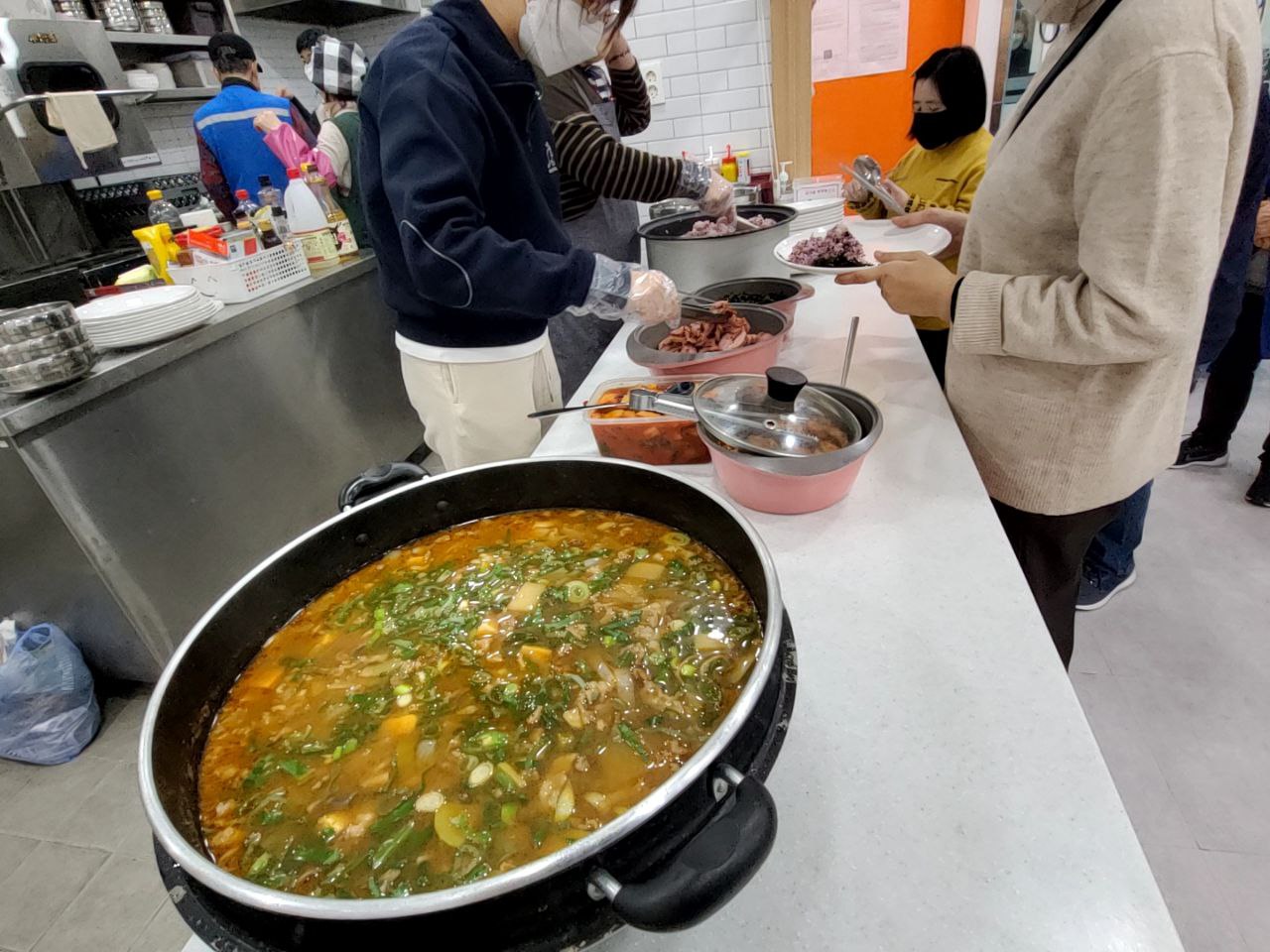 2022/11/14(월) - 점심식사(훈제오리구이,마파두부,차돌된장찌개...)