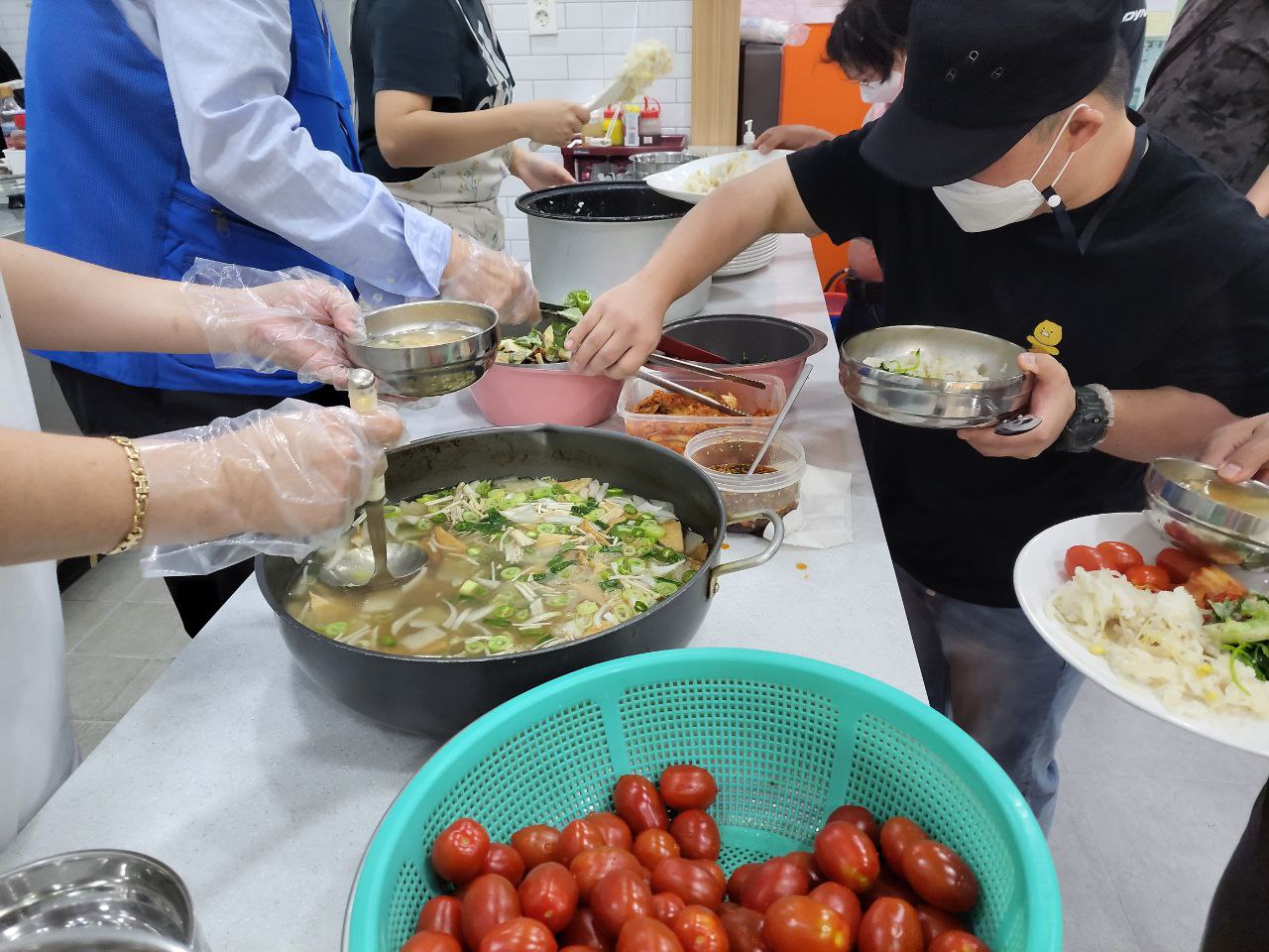 2022/06/10(금) - 점심식사(콩나물 무밥, 어묵국, 참나물무침, 배추김치, 방울토마토)