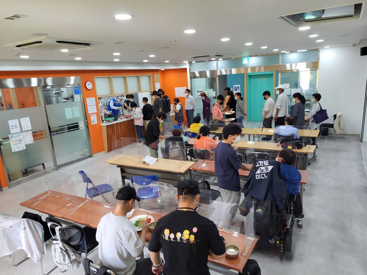 2022/06/10(금) - 점심식사(콩나물 무밥, 어묵국, 참나물무침, 배추김치, 방울토마토)