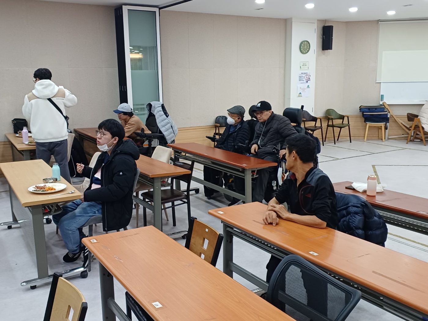 2023년 12월 08일(금) 점심급식(북어채두부국, 훈제오리구이...)