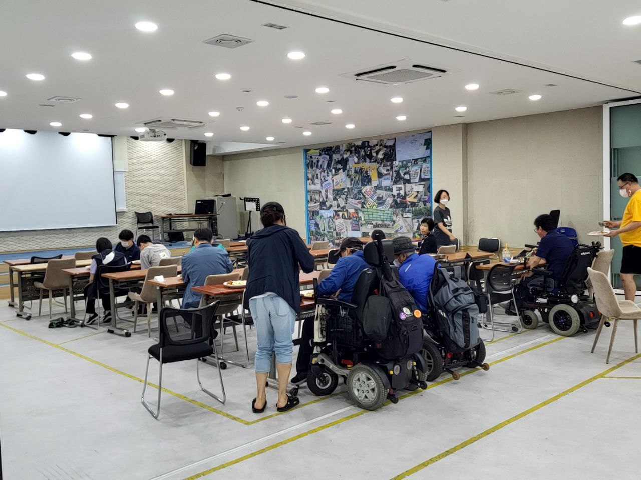 2022/09/05(월) - 점심시간(생선가스, 감자조림, 김칫국, 양배추샐러드...)