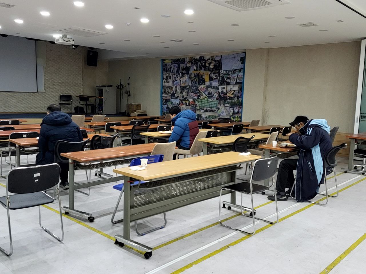2023/1/6(금)- 점심식사(배추된장국, 새우멘보샤, 콘샐러드..)