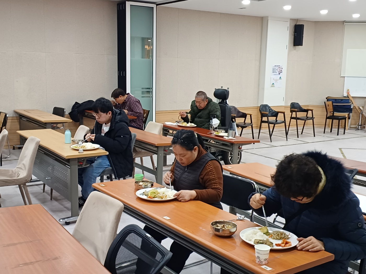 2023년 12월 06일(수) 점심급식2(버섯된장찌개, 호박전...)