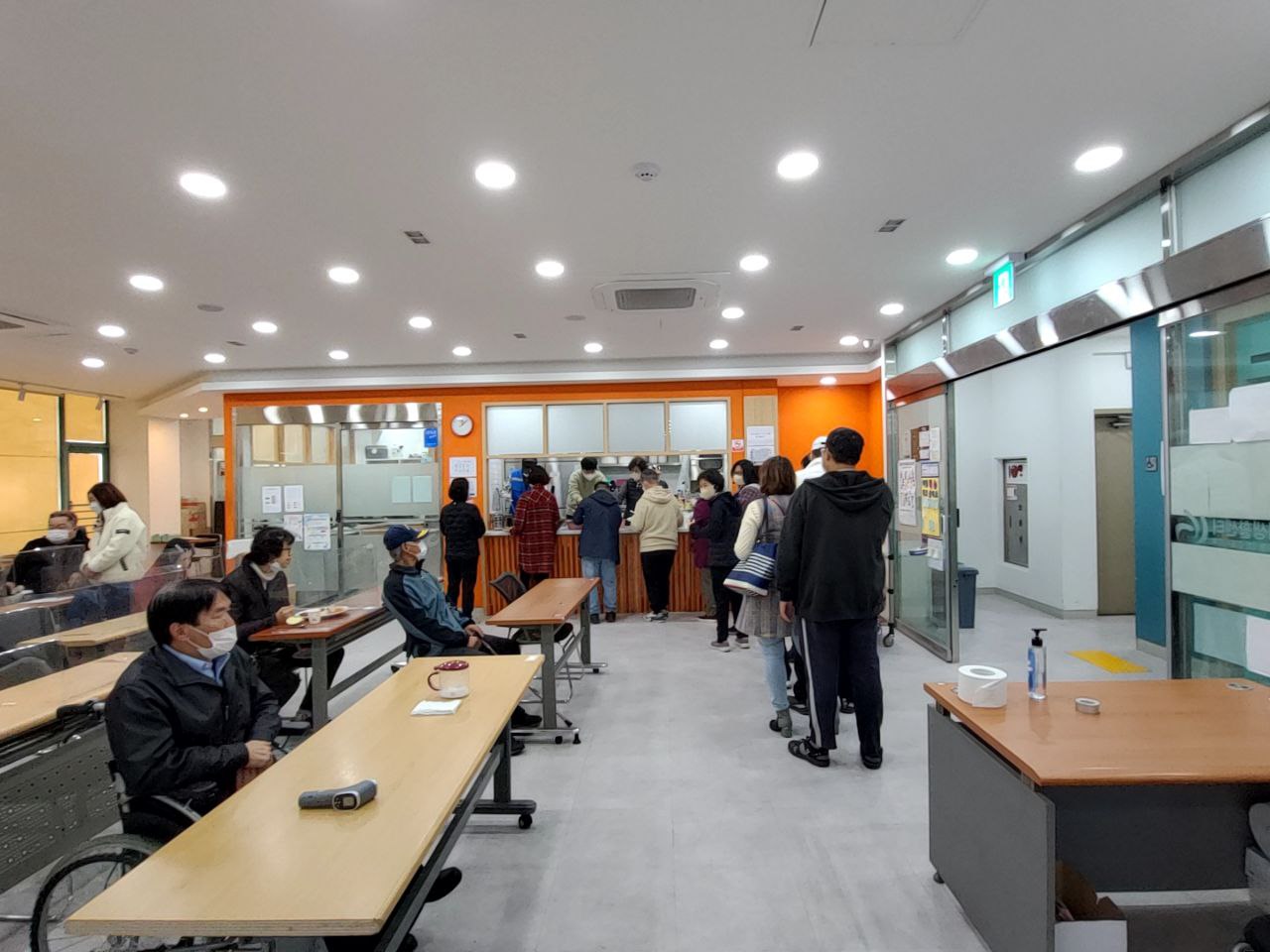 2022/11/09(수) - 점심식사(돈가스, 콘샐러드, 배추된장국...)