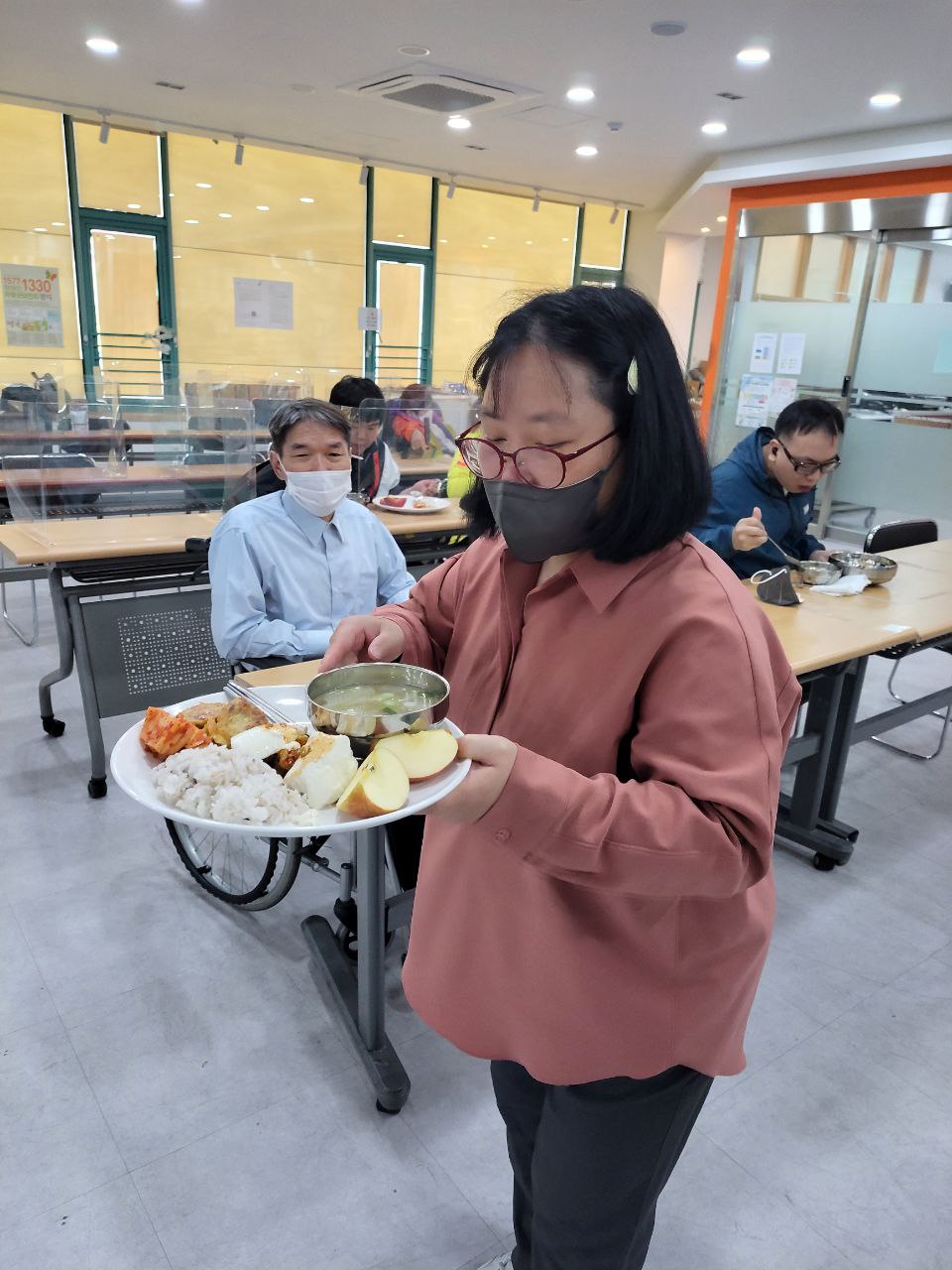 2022/05/03(화) - 점심식사 시간(동그랑땡, 소고기뭇국, 사과 ,,,)