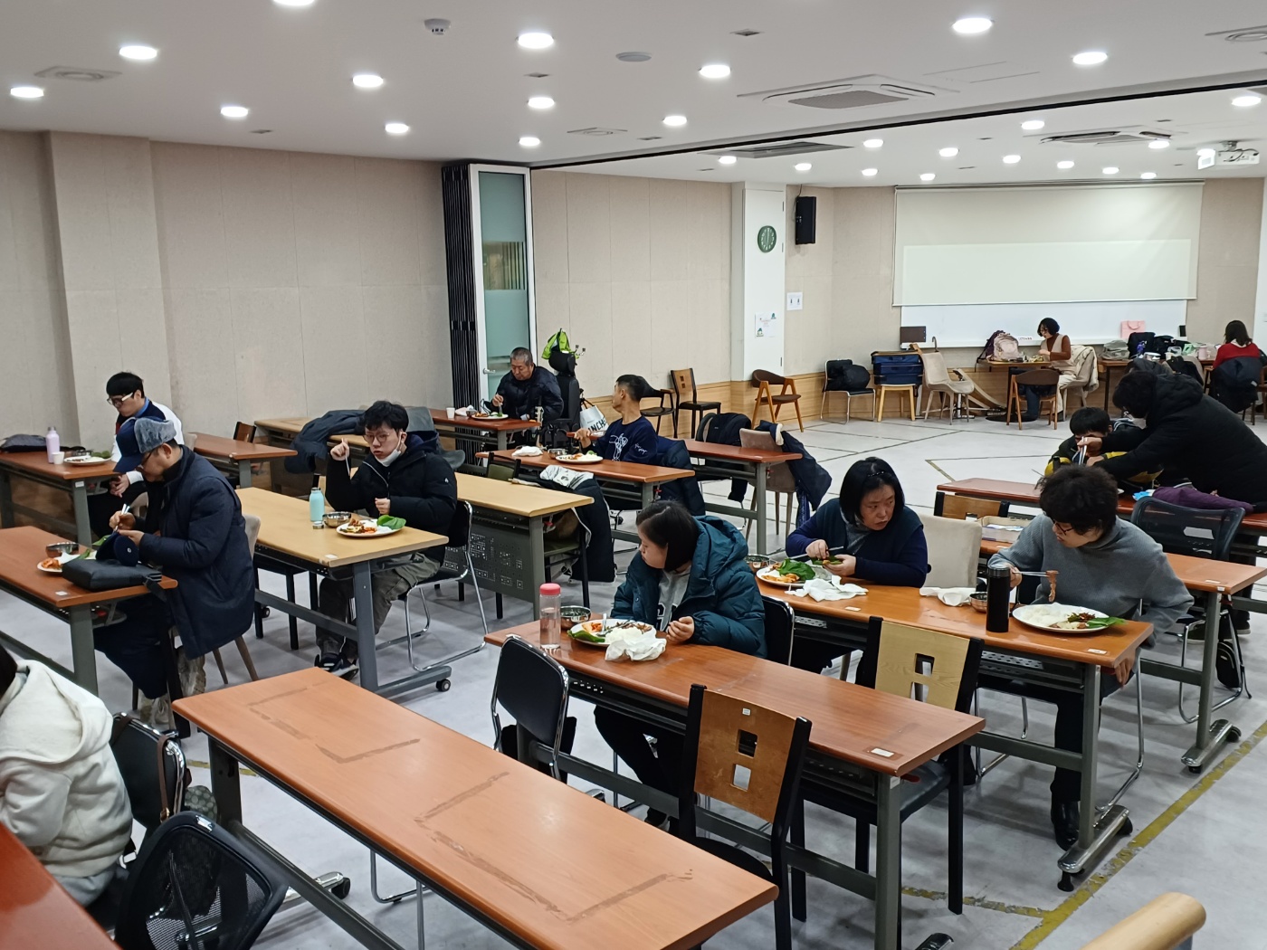 2023년 12월 19일(화) 점심급식(홍합미역국, 간장오리주물럭...)